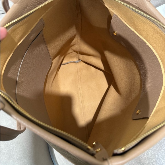 Cuyana Tall Easy Zipper Tote - Picture 4 of 8